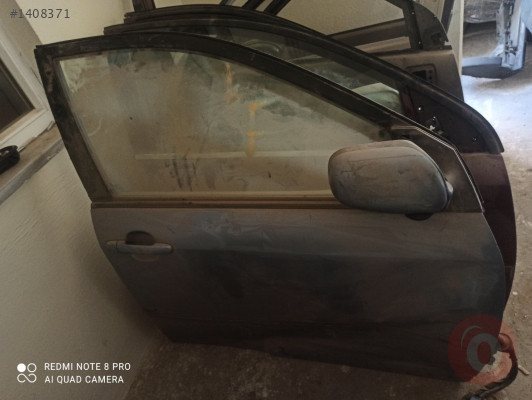 Az hasarlı Toyota Corolla kapi