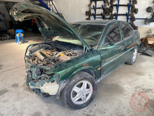 Opel vectra hurda araç olup motor mekanik kaporta çıkma parç