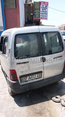 çıkma peugeot partner bagaj kapısı