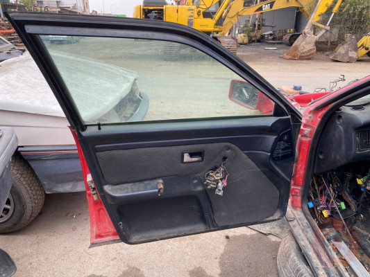 AUDİ 80 SOL ÖN KAPI CAMI ORİJİNAL ÇIKMA 1993 MODEL