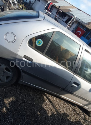 1998 model peugeot 306 1.8 benzinli çıkma sağ arka dolu kapı