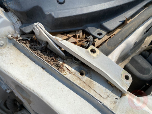MİTSUBİSHİ CARİSMA MOTOR KAPUT MENTEŞESİ 1996-1999 MODEL ORJ