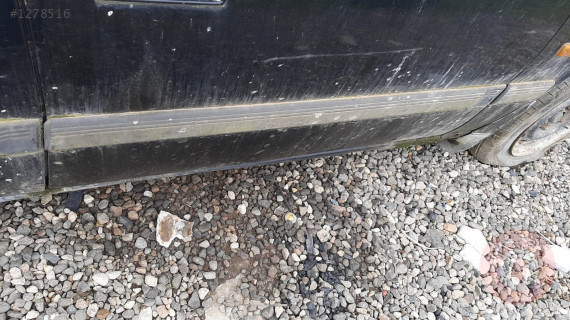 mazda 929 çıkma sağ ön kapı bandı