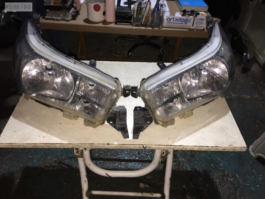 Toyota helux sag sol takım far