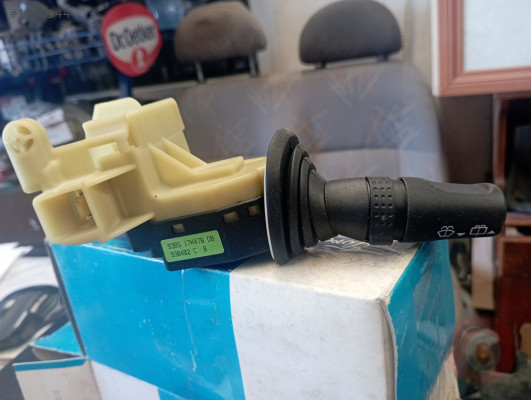 Ford Mondeo silgi anahtarı..93BG 17K478 DB