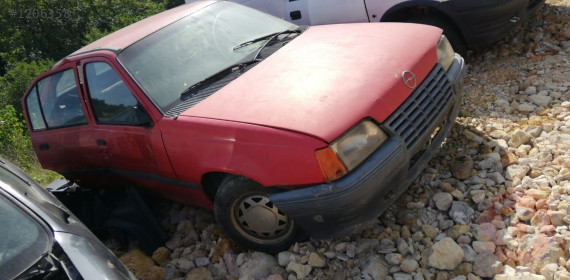 opel kadett 1.6 çıkma sağ ön kapı.