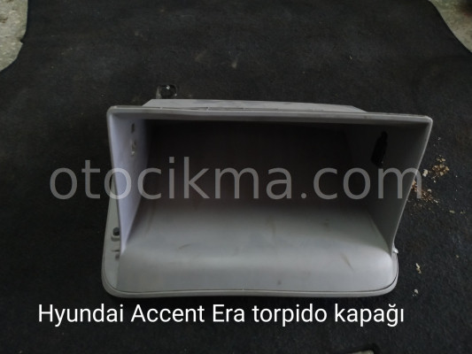 Hyundai Accent Era torpido kapağı mevcuttur.