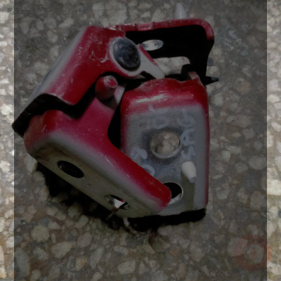 Peugeot 208 kapı menteşesi