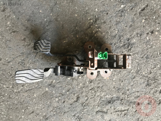 Megane 4 benzinli gaz ve fren pedalı çıkma orijinal