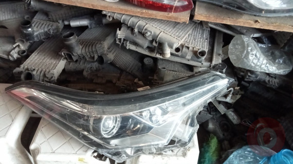 Toyota CHR 2014-2015 sağ ön far çıkma