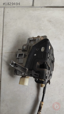 3C1 837 016A VW PASSAT B7 SAĞ ÖN KAPI KİLİDİ