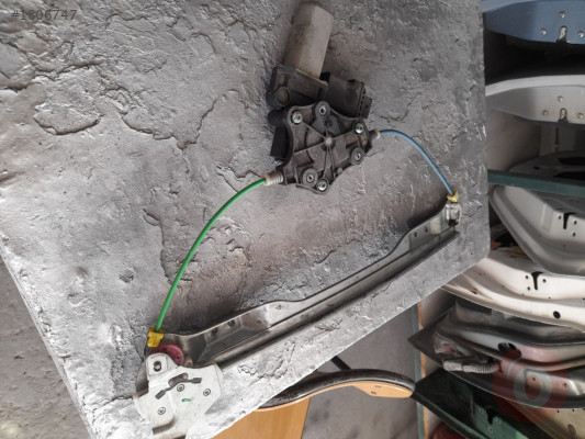 Opel corsa d sağ ön kapı cam kirkosu