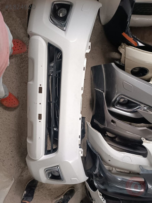 Nissan Navara dolu beyaz ön tampon çıkma