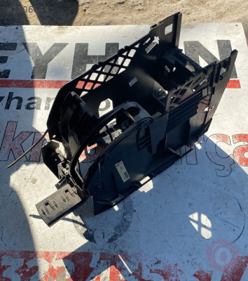 1K5864251C vw golf 6 5 orta konsol kol dayama iç braketi