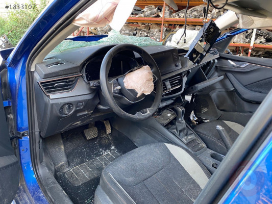 skoda kamiq 2021 patlak göğüs