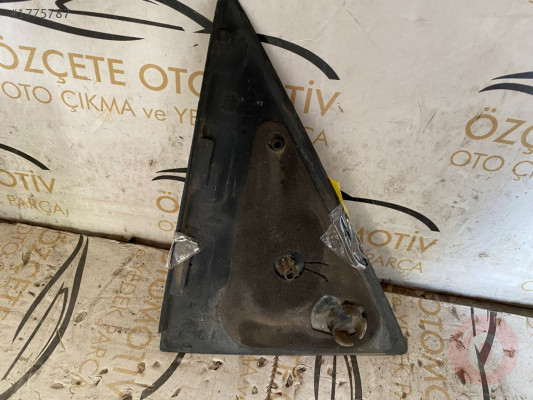 FORD ESCORT SAĞ ARKA KAPI ÜÇGEN PLASTİĞİ DIŞ 1995-2000 MODEL