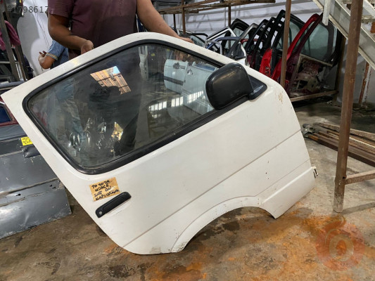 TOYOTA HİACE SAĞ ÖN KAPI DOLU ORJİNAL ÇIKMA TEMİZ ÜRÜN