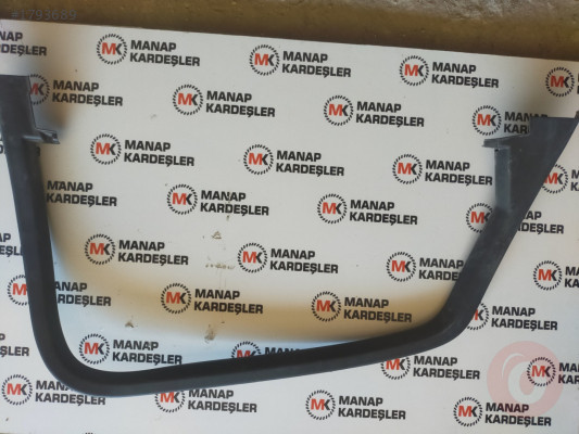 AUDİ A3 SOL ARKA KAPI CAM ÇERÇEVESİ  8V5867671