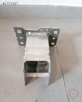 8W6807134 ÖN TAMPON DEMİRİ TUTUCUSU SAĞ AUDİ A4 2016 >>