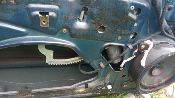 mercedes w210 çıkma cam krikosu
