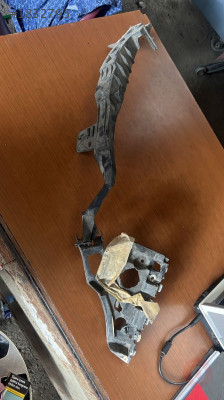 Opel Astra J  sedan sol  arka  tampon braketi çıkma