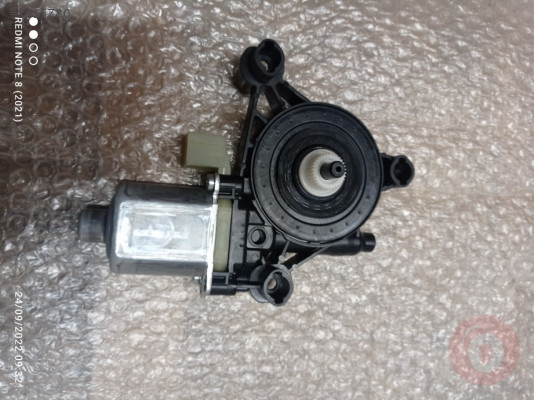 8W0959811 CAM KALDIRMA MOTORU  AUDİ A4 2016>> FARKLI ÜRÜN SE