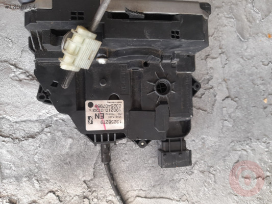Opel corsa d sağ ön kapı kilidi