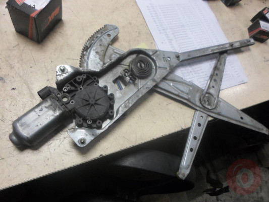 RENAULT KANGOO 2006-2008 ORJİNAL ÖN SOL CAM KRİKOSU