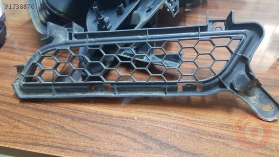 Mitsubishi Lancer Sağ ön panjur çıkma