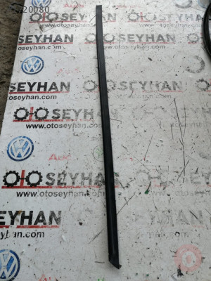 1J0837672A volkswagen bora sağ ön kapı üst toz lastiği