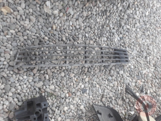 Renault Clio 3 ön tampon orta ızgarasi