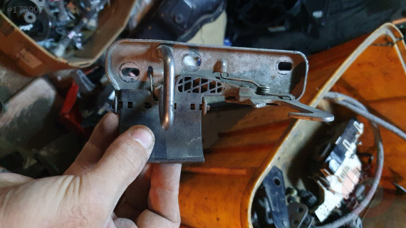 Passat ust kaput kilidi