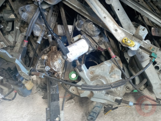 RENAULT CLİO 2 SOL ÖN CAM MOTORU.7700842247