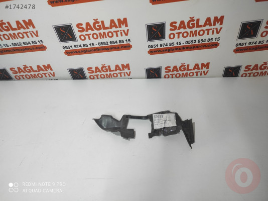 AUDİ A3 2013 ÇIKMA SAĞ RADYATÖR BRAKETİ OEM; 8V0121284