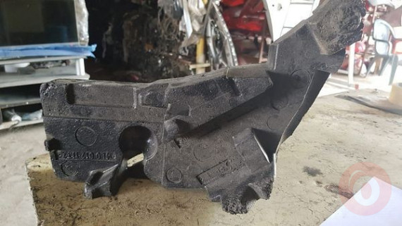 Audi Q7 yedek parça alet kutusu braketi çıkma