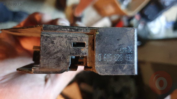 01.05  Audi a4 kaput kilidi
