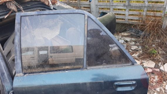 mazda 323 çıkma sol arka kapı camı