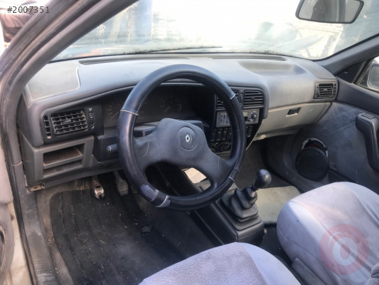 Renault 19 ön sağ sol koltuklar