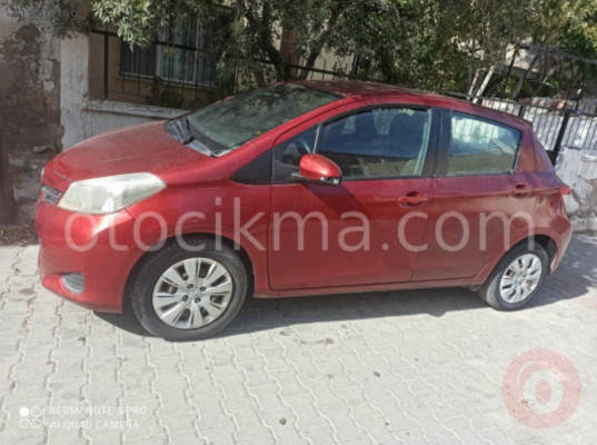 2012 Toyota Yaris yakıt deposu