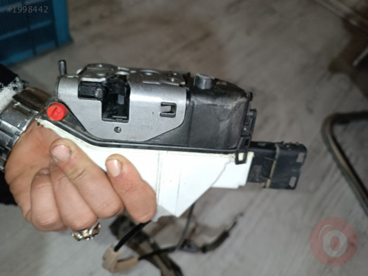 Citroen c elyese sağ arka kapı kilidi 1104N101517