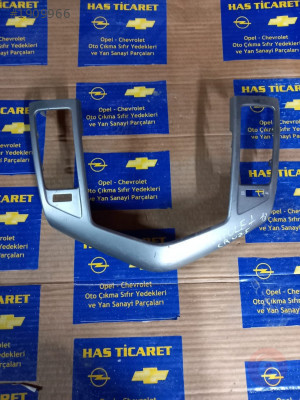 CHEVROLET CRUZE ORJİNAL ÇIKMA TEYP ÇERÇEVESİ