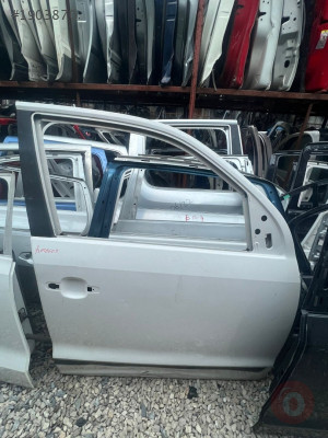 Volkswagen Amarok sağ  ön kapı çıkma