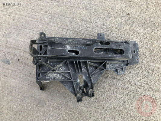BMW F10 SAĞ FAR ALT BRAKETİ