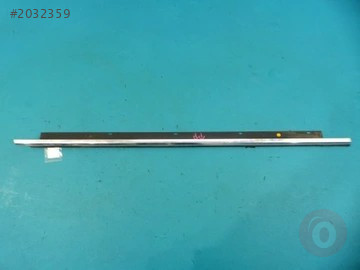 AUDİ A8 D3 ÇAM ÇITASI ÖN SAĞ 4E0853284