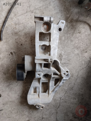 688308001R Renault Clio 4 klima kompresörü ayağı