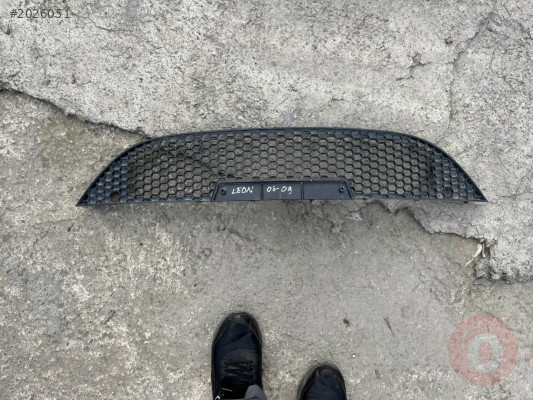 SEAT LEON ORJİNAL ÇIKMA ÖN TAMPON ORTA IZGARA
