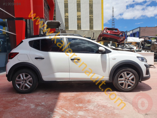 Dacia Sandero Stepway 3 Sağ Ön Kapı Camı
