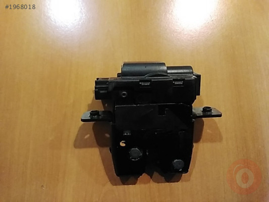 Renault kango 2 3 bagaj kilidi sıfır orj 8200497798