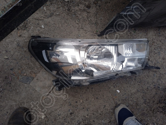 Toyata Hilux sağ ön far