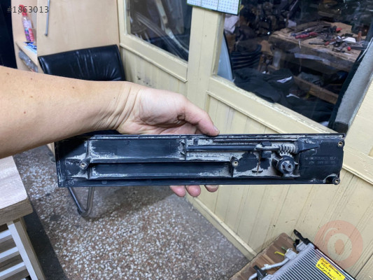 MERCEDES W201 TORPİDO KAPAĞI MANDALI ORJİNAL ÇIKMA